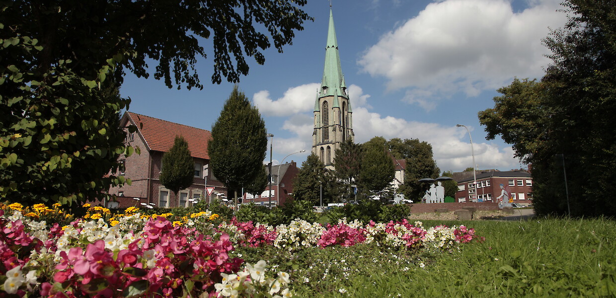 Wiese mit Blumen im Ortskern von Altenberge, vor der Kirche
