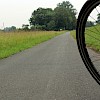 Fahrradreifen auf dem Radweg, der parallel zur B 51 verläuft
